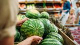Tipp 2: Wiegen und vergleichen Sie die Wassermelone  Eine reife Wassermelone ist schwerer als eine weniger reife. Das zusätzliche Gewicht ist ein guter Indikator dafür, dass die Frucht voll Wasser ist und nicht trocken und geschmacksneutral. Vergleichen Sie deshalb verschiedene Früchte der gleichen Größe. Wählen Sie immer die schwerste aus.
