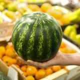 Tipp 4: Machen Sie den Klopftest  Die Technik kennt wohl jedes Kind und Wassermelonen-Liebhaber schwören darauf: Klopfen Sie auf die Frucht. Hört sich der Ton tief und hohl an, hat die Wassermelone den perfekten Reifegrad.
