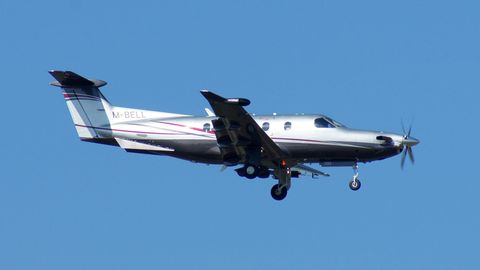 Ein einmotoriges Propellerflugzeug Pilatus PC-12 im Anflug