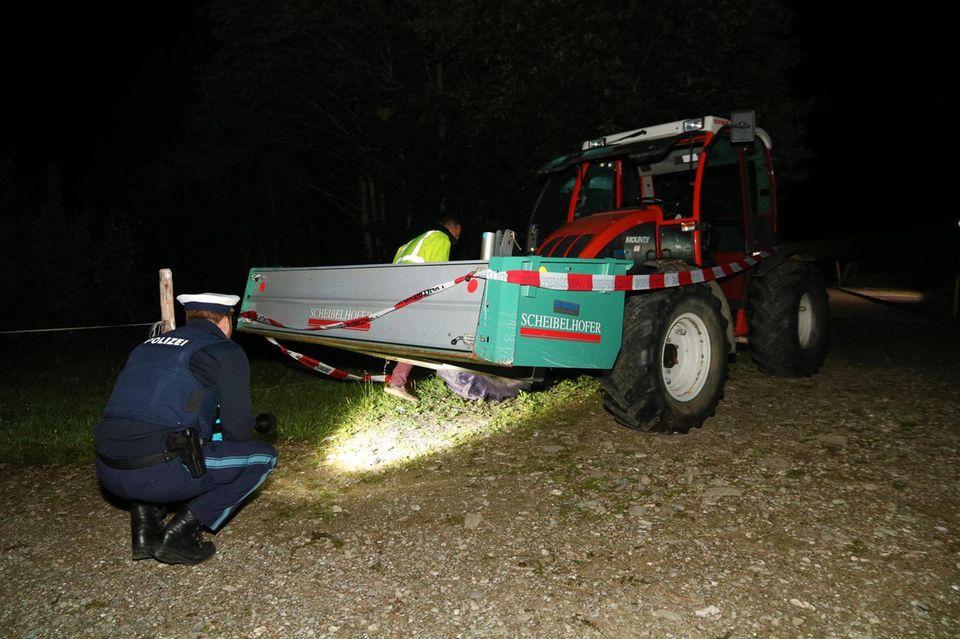 Nachrichten aus Deutschland - zwei Kinder sterben bei Unfall mit Traktor Nachrichten aus Deutschland - ein Polizist inspiziert den Traktor