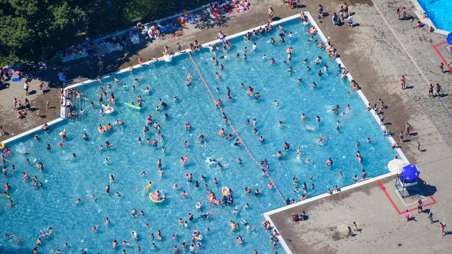Kinder und Erwachsene baden und sonnen sich im Sommerbad Mariendorf. Bald unter Polizeischutz?