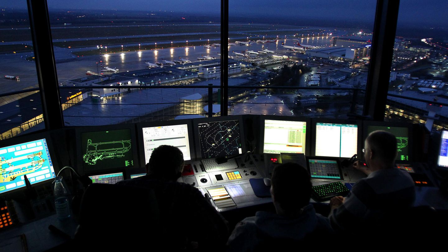 Fluglotsen der Deutsche Flugsicherung (DFS) arbeiten im Tower des Flughafens Düsseldorf.