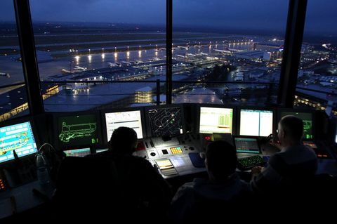 Fluglotsen der Deutsche Flugsicherung (DFS) arbeiten im Tower des Flughafens Düsseldorf.