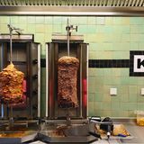 Es gibt nur zwei Varianten: Dönerspieß mit Rindfleisch oder mit Hähnchen