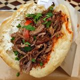 Der Original-Döner mit Rindfleisch, Tomatensauce, frischen Tomaten und gegrillter grüner Paprika