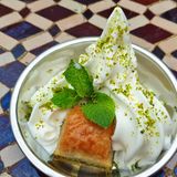 Das Beste kommt zum Schluss: Ayran-Soft-Eis mit Baklava