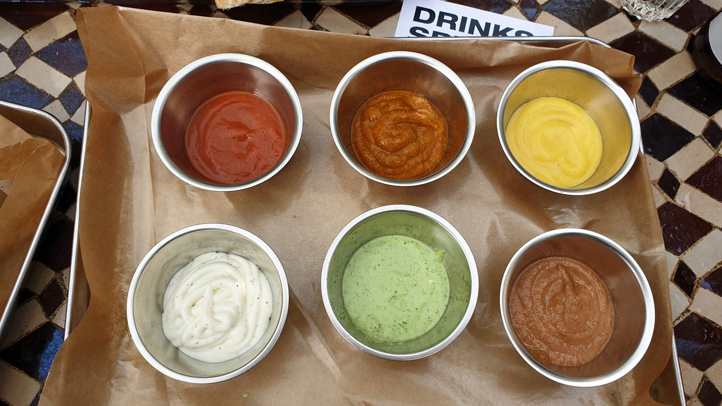 Sechs verschiedene Saucen gibt's bei "K.W.A.". Oben von links: eine klassische Tomatensauce, Aci ezme, eine türkische scharfe Sauce und Mango-Sauce. Und unten (von links): eine Art Tzaziki, eine Kräuter-Sauce mit Minze und Mole, eine pikante Schokosauce. 
