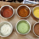 Sechs verschiedene Saucen gibt's bei "K.W.A.". Oben von links: eine klassische Tomatensauce, Aci ezme, eine türkische scharfe Sauce und Mango-Sauce. Und unten (von links): eine Art Tzaziki, eine Kräuter-Sauce mit Minze und Mole, eine pikante Schokosauce. 