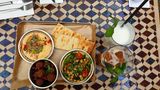 Falafel, Kichererbsen-Salat und Hummus als Vorspeise