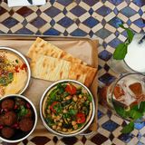 Falafel, Kichererbsen-Salat und Hummus als Vorspeise