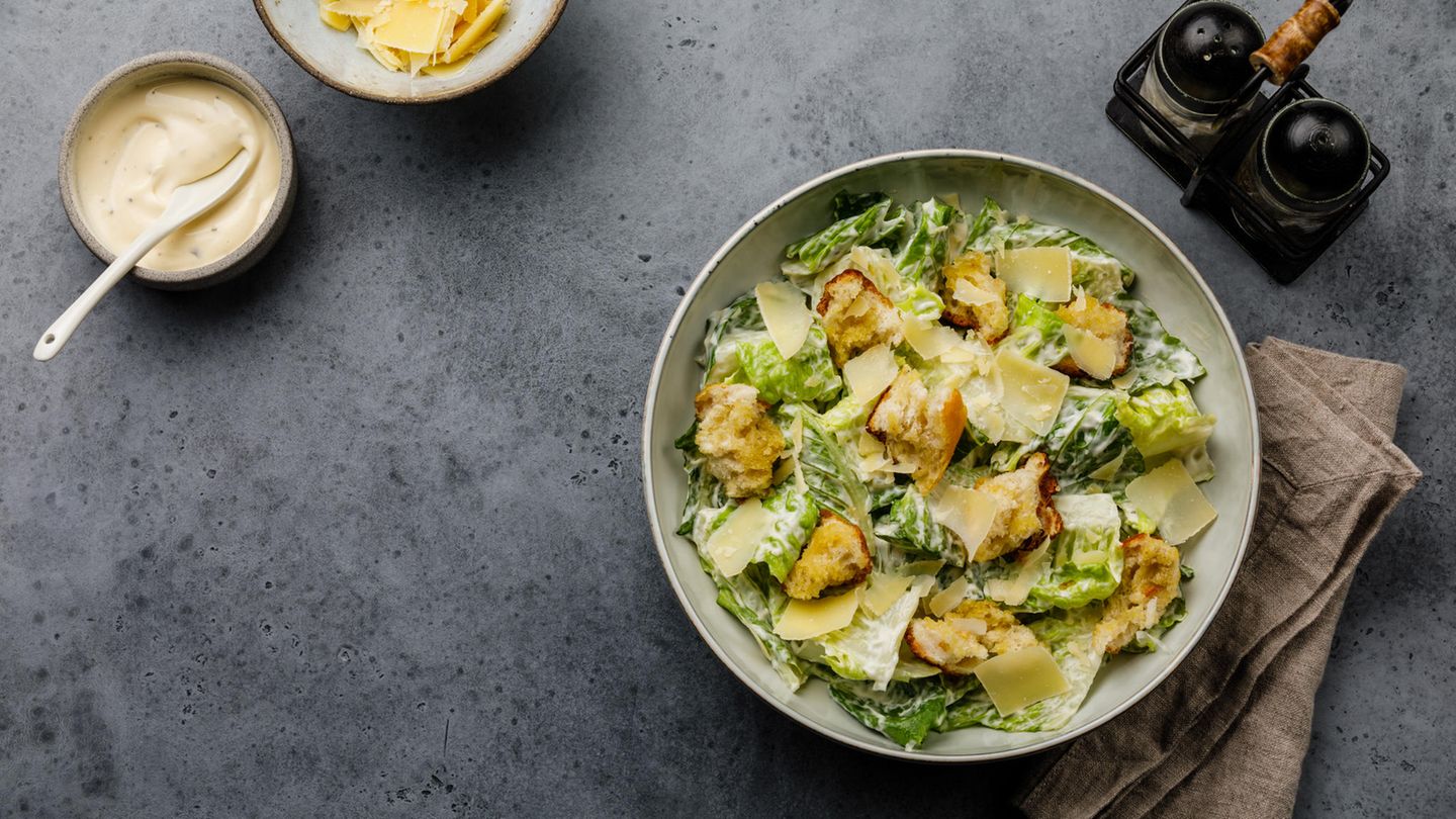 Losing weight healthy: You should avoid these five nutritional errors Losing weight: a plate with a salad is on a table