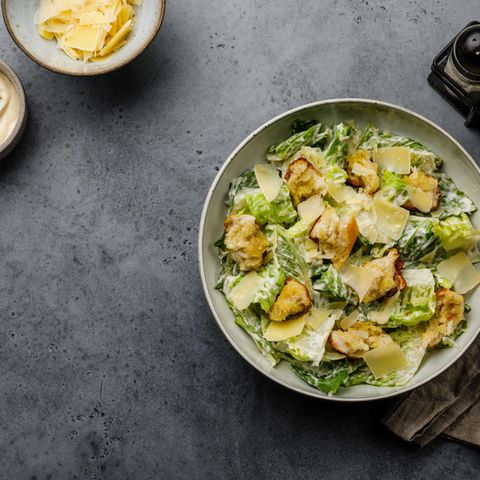 Gesund abnehmen: Diese fünf Ernährungsfehler sollten Sie meiden Abnehmen: Ein Teller mit Salat steht auf einem Tisch