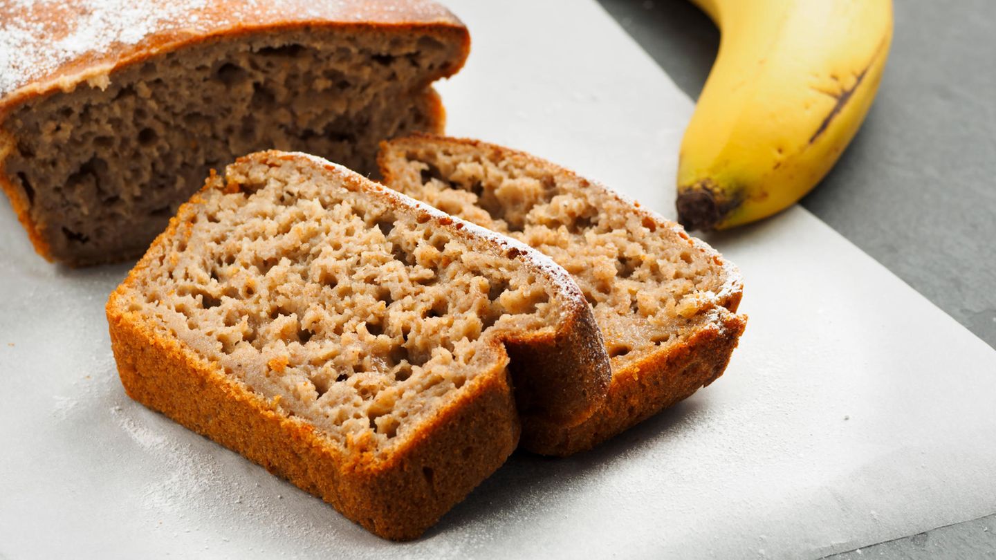Gesund abnehmen: Diese fünf Ernährungsfehler sollten Sie meiden Abnehmen: Bananenbrot steht auf einem Tisch