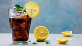 Abnehmen: Auf einem Tisch steht ein Glas Cola