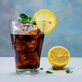 Abnehmen: Auf einem Tisch steht ein Glas Cola