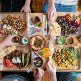 Die Neuinterpretation des Döners: alles kommt auf einem Tablett