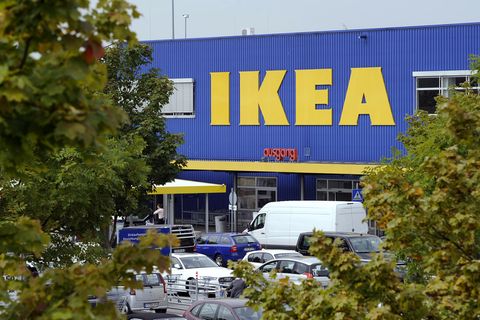 Eine Ikea-Filiale mit Parkplatz
