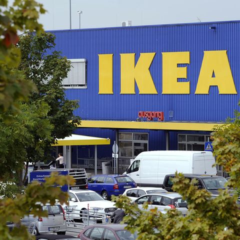 Eine Ikea-Filiale mit Parkplatz