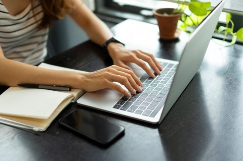 Bewerbung schreiben: Jemand tippt am Laptop.