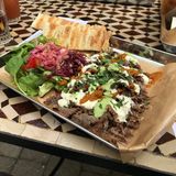 Kebap in der Hipsterversion: Fleisch, Salate und Saucen kommen hier auf einem Tray, also einem Tablett. 