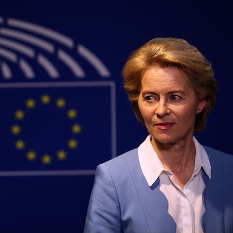 Ursula von der Leyen blickt skeptisch vor EU-Symbol - scheitern ihre Ambitionen an der SPD?