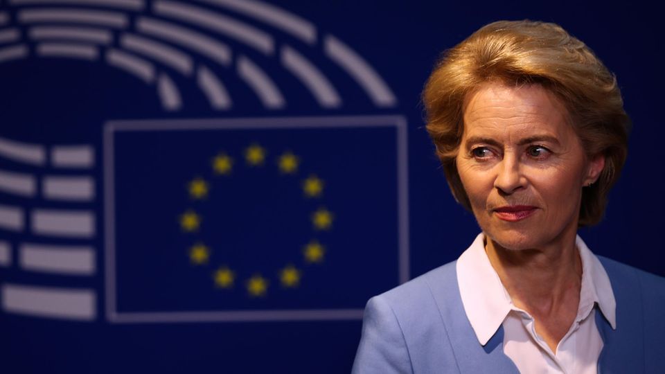 Ursula von der Leyen blickt skeptisch vor EU-Symbol - scheitern ihre Ambitionen an der SPD?