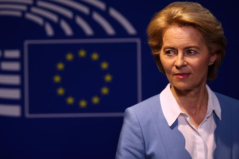 Ursula von der Leyen blickt skeptisch vor EU-Symbol - scheitern ihre Ambitionen an der SPD?