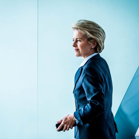 Ursula von der Leyen im blauen Anzug und von der Seite fotografiert. Sie blickt ernst