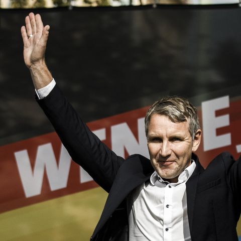 Björn Höcke reckt beim AfD-Wahlkampfauftakt in Cottbus die Hände in die Höhe