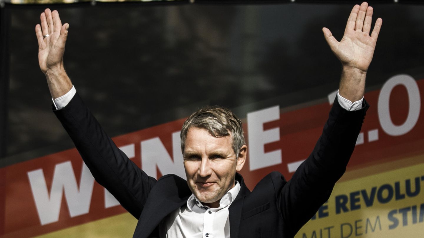 Björn Höcke reckt beim AfD-Wahlkampfauftakt in Cottbus die Hände in die Höhe