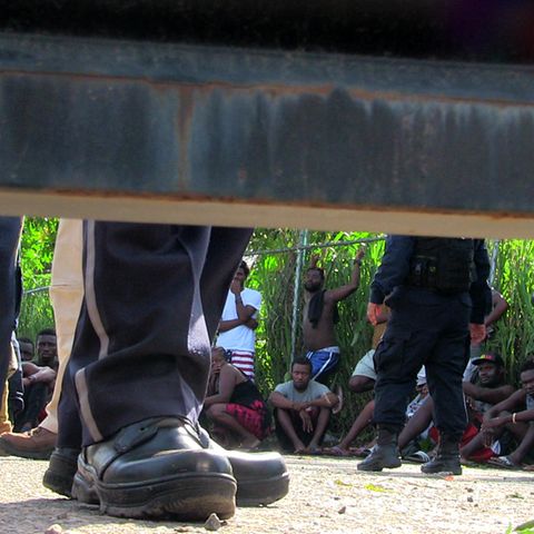 Migranten sitzen in einem Auffanglager im mexikanischen Tapachula
