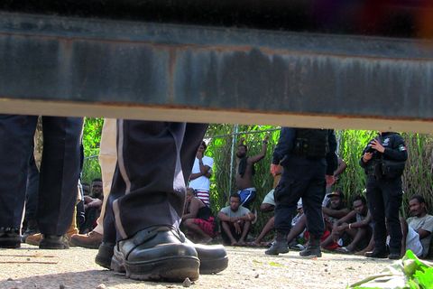 Migranten sitzen in einem Auffanglager im mexikanischen Tapachula