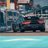 Das Herausbeschleunigen aus Kurven beherrscht der Taycan klasse