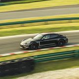 Der Porsche Taycan wird deutlich über zwei Tonnen wiegen