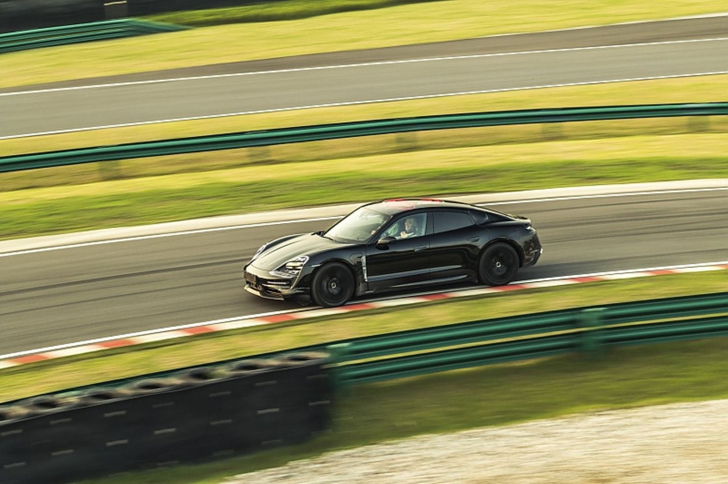 Der Porsche Taycan wird deutlich über zwei Tonnen wiegen