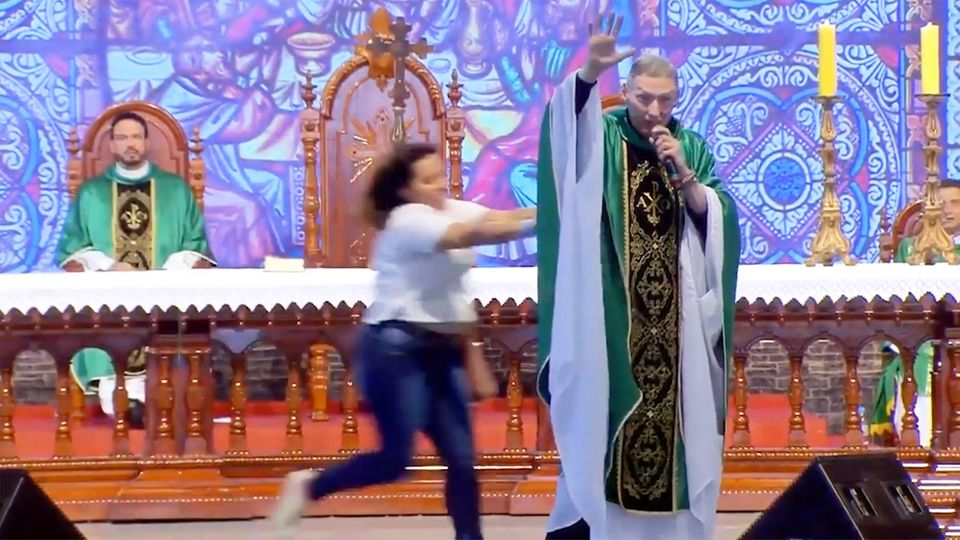 Brasilien: Frau schubst Priester von der Bühne – 50.000 Besucher reagieren entsetzt Brasilien: Frau schubst Priester von der Bühne – 50.000 Besucher reagieren entsetzt