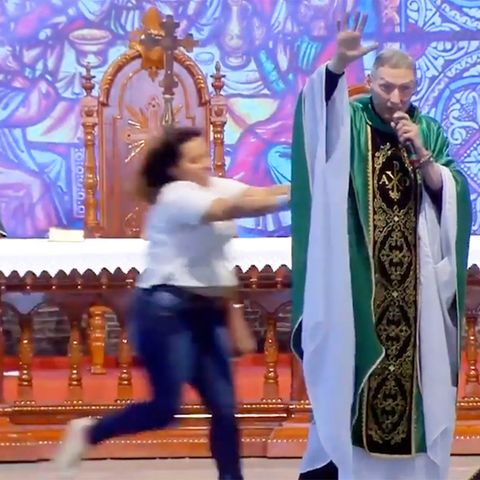Brasilien: Frau schubst Priester von der Bühne – 50.000 Besucher reagieren entsetzt
