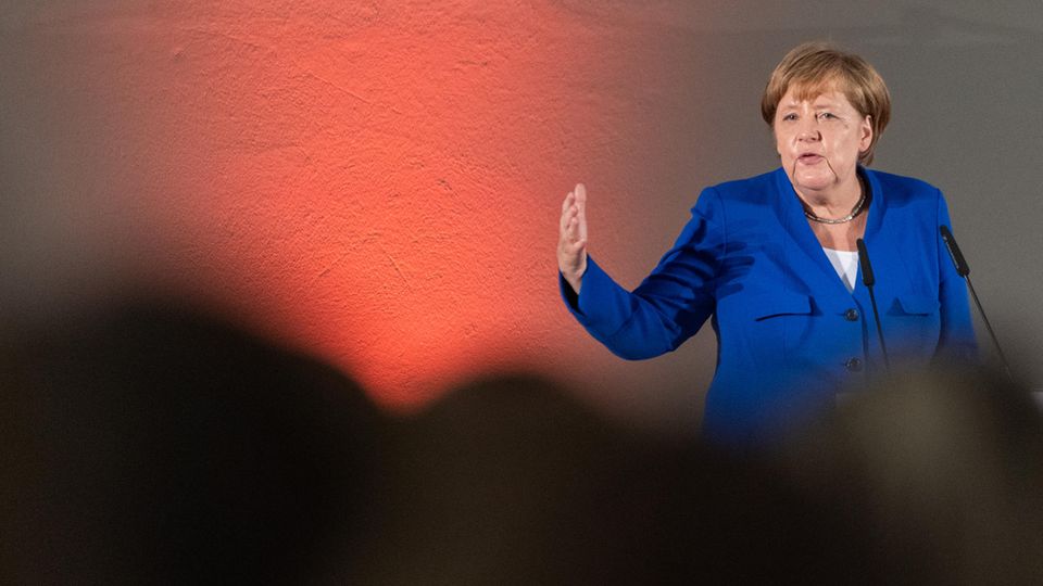 Bundeskanzlerin Angela Merkel (CDU) spricht beim Frauennetzwerktreffen im Albertinum in Dresden