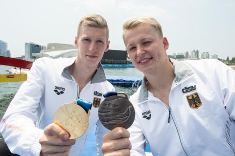 Stolz zeigen Florian Wellbrock (links, Gold) und sein Kumpel Muffels (Bronze) ihre Medaillen ,
