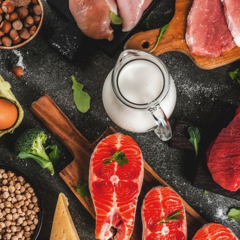 Eiweiß: Proteinreiche Lebensmittel liegen auf einem Tisch