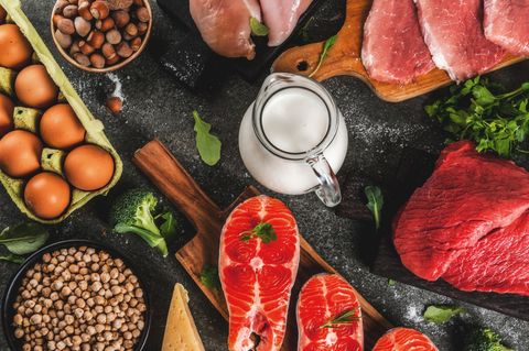 Eiweiß: Proteinreiche Lebensmittel liegen auf einem Tisch