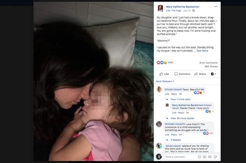 Mutter und Tochter kuscheln im Bett