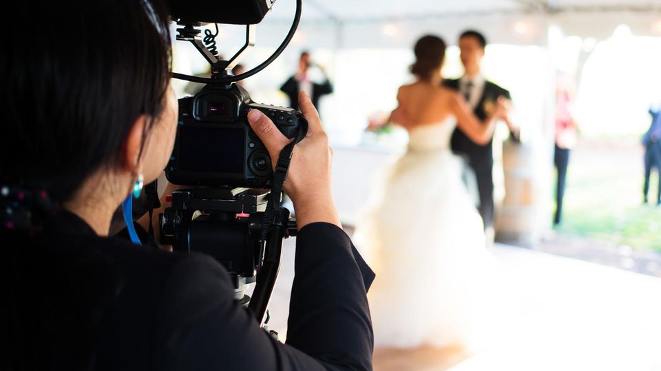 Dreiste iPhone-Nutzerin ruiniert Hochzeitsfoto