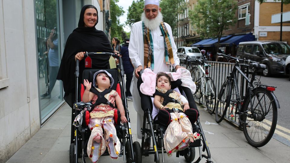 Siamesische Zwillinge getrennt: Safa und Marwa verlassen das Krankenhaus mit ihrer Mutter und ihrem Großvater.