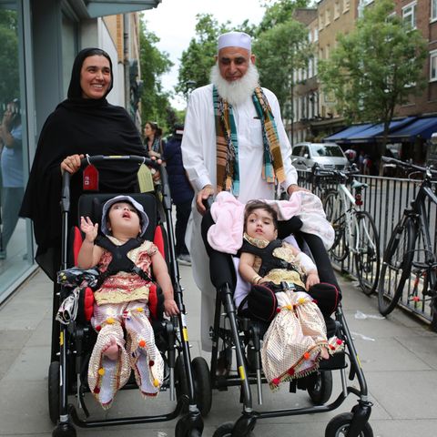 Siamesische Zwillinge getrennt: Safa und Marwa verlassen das Krankenhaus mit ihrer Mutter und ihrem Großvater.