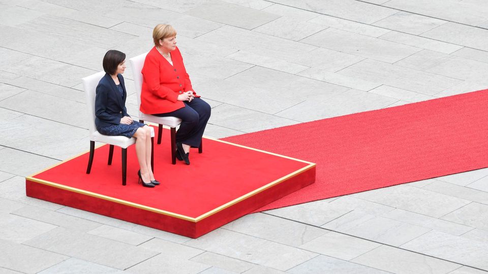 Merkel sitzt bei Begrüßung erneut Merkel sitzt bei Begrüßung erneut