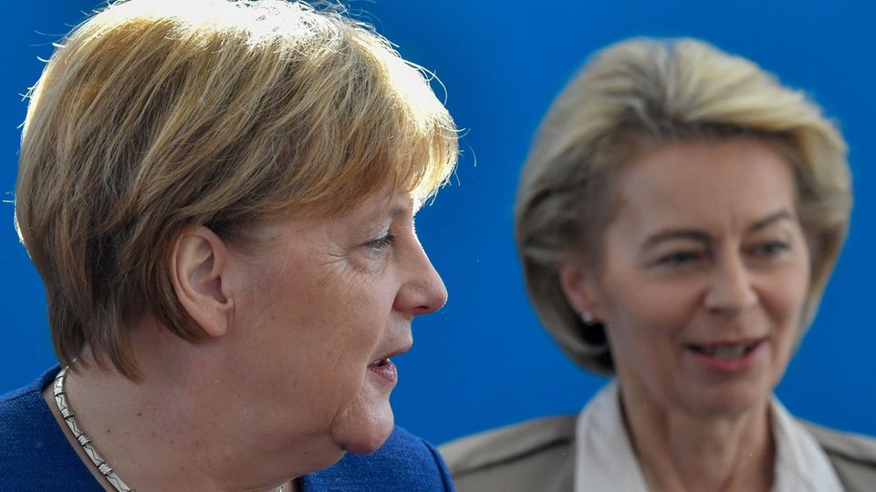 Angela Merkel (l.) und Ursula von der Leyen Angela Merkel (l.) und Ursula von der Leyen