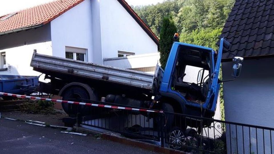 Nachrichten Deutschland Pirmasens Der Lkw steht nach dem Unfall an einer Hauswand