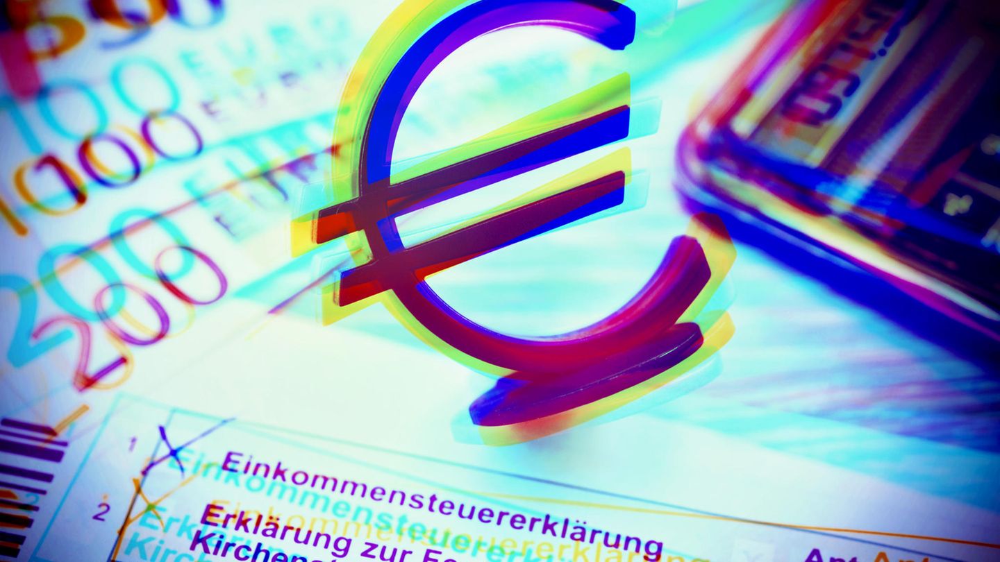 Ein Euro-Zeichen steht auf einem Steuererklärungsbogen