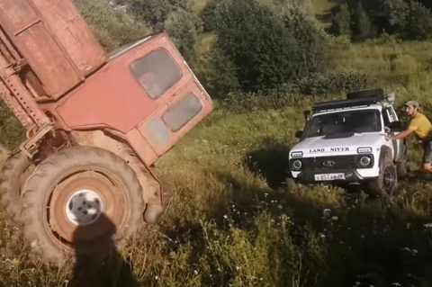 Abschlepp-Fail: Der Sowjet-Trecker fällt auf den Jeep hinter ihm.